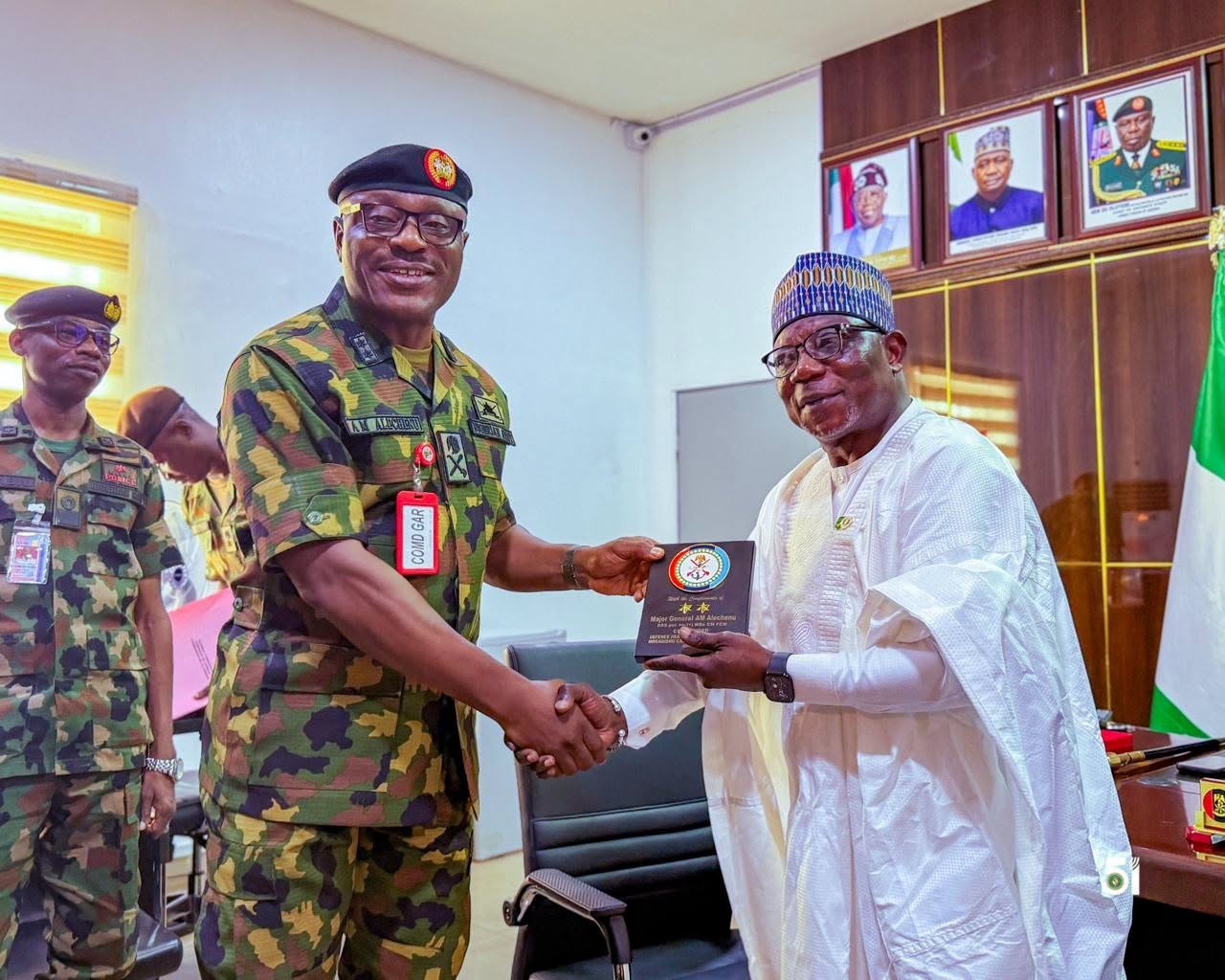 Abuja : La CEDEAO fait don de quatre véhicules aux forces armées nigérianes en reconnaissance de leur engagement régional