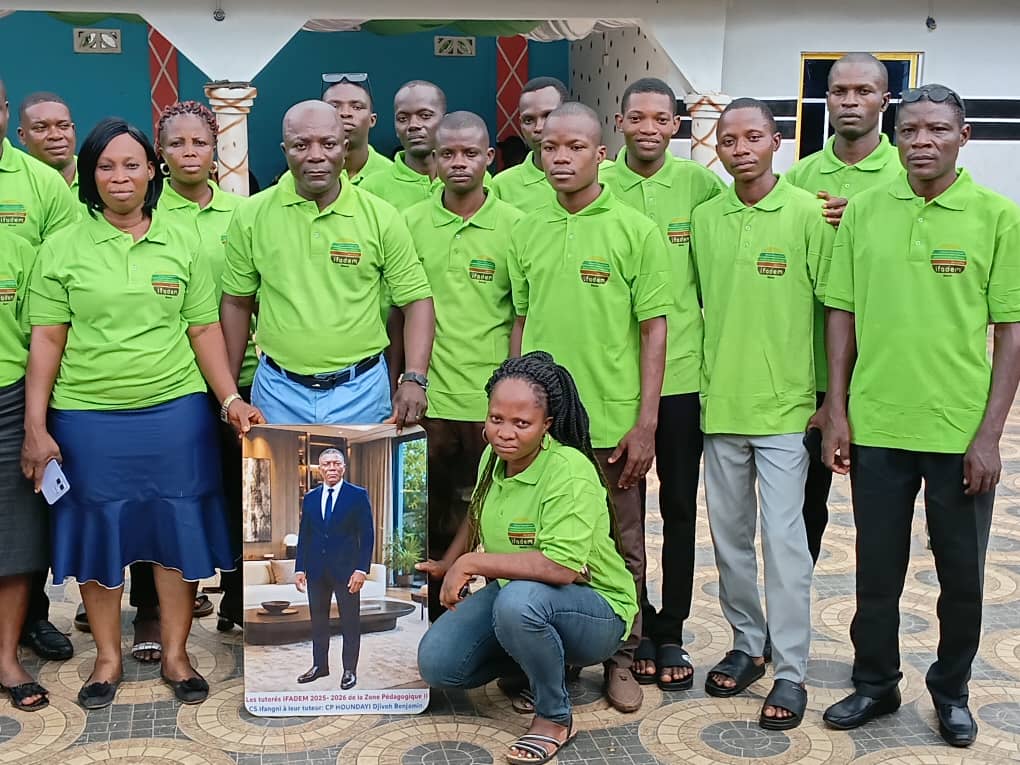Initiative francophone pour la formation à distance des maîtres : les tutorés de la Zone pédagogique 2 de la Circonscription scolaire d’Ifangni célèbrent la fin de leur formation et honorent leur formateur